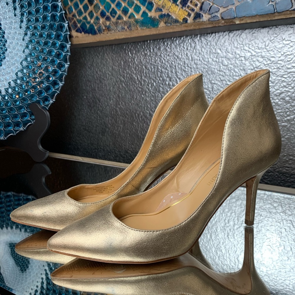 Gold Enzo Angiolini leather pumps!
